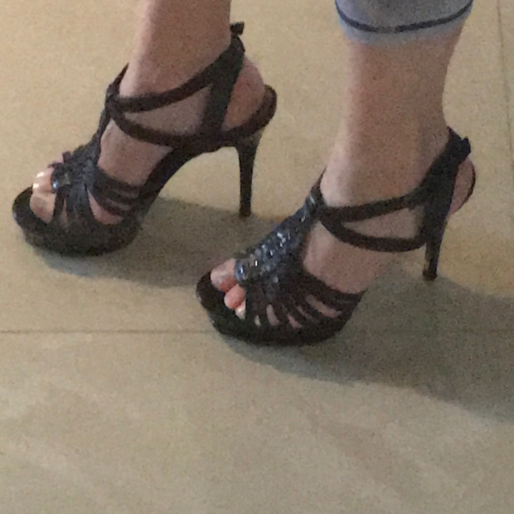 Guess pumps